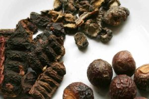 आंवला रीठा शिकाकाई को बालों में लगाने के फायदे